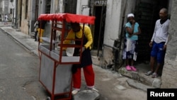 Vecinos esperan para comprar comida en un carrito callejero en La Habana.