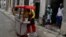 Vecinos esperan para comprar comida en un carrito callejero en La Habana.