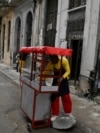 Un vendedor ambulante oferta comida en un carrito callejero en La Habana.