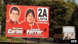Cartel con publicidad política del candidato del Partido Colorado, Horacio Cartes (i).