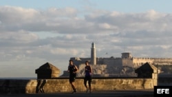 Una pareja corre por el malecón habanero al amanecer de hoy, jueves 18 de diciembre de 2014, en La Habana (Cuba). 