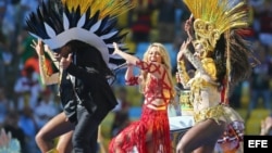 Shakira (al centro) durante la clausura de la Copa Mundial de la FIFA. 