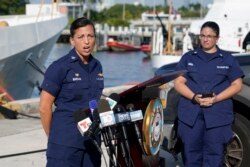 La capitana de la Guardia Costera de Estados Unidos Jo-Ann F. Burdian habla el miércoles 26 de enero de 2021, en Miami Beach, Florida sobre la búsqueda de 38 personas desaparecidas tras naufragio de bote. (AP Foto/Marta Lavandier)