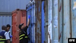 Autoridades panameñas presentan un grupo de contenedores con piezas de aviones hoy, martes 30 de julio de 2013, en el puerto de Manzanillo, en la caribeña ciudad de Colón, procedentes del barco de bandera norcoreana "Chong Chon Gang", donde se hallaron eq