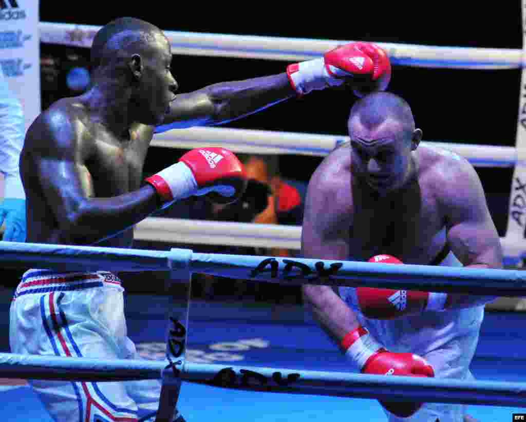 El boxeador cubano Erislandy Savón (i) se enfrenta al ruso Vitaly Kudukhov durante una pelea por los 91 kgs de la IV Serie Mundial de Boxeo, en La Habana (Cuba).
