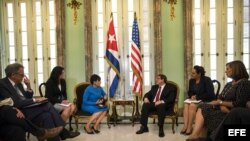 La secretaria de Comercio de Estados Unidos, Penny Pritzker (3-i), se reúne con el ministro cubano de Relaciones Exteriores, Bruno Rodríguez (3-d).