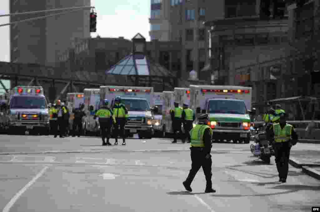 La policía dirige ambulancias al lugar donde se registraran dos explosiones cerca a la línea de meta de la 117 Maratón de Boston. 