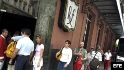 Foto de archivo de un grupo de turistas que visita el restaurante Floridita, en La Habana, Cuba