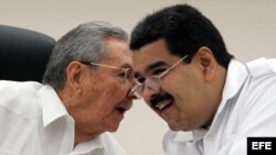 Raúl Castro (i) y Nicolás Maduro en la cumbre de la Alianza Bolivariana de los Pueblos de América (ALBA), en octubre.
