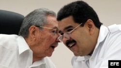 Raúl Castro y Nicolás Maduro conversan el 20 de octubre de 2014 en la inauguración de la cumbre extraordinaria que celebra la Alianza Bolivariana de los Pueblos de América (ALBA).