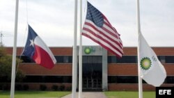 Banderas ante la sede de British Petroleum (BP) en la ciudad de Texas. 
