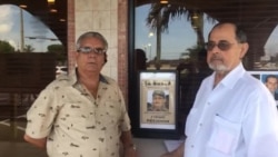 Ismael Hernández y Marino Bengochea recogen firmas en Miami para enjuiciar a Raúl Castro.