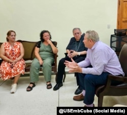 Mike Hammer se reunió con el Monseñor Arturo González Armador, la Directora de Caritas Vanessa Hernández y voluntarios.