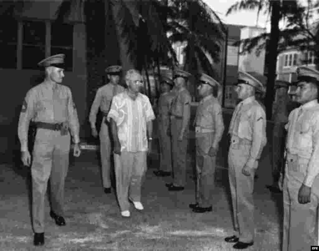 Truman (2i) pasa revista informalmente a los infantes de Marina que se encargaban de la seguridad en la llamada "Pequeña Casa Blanca".