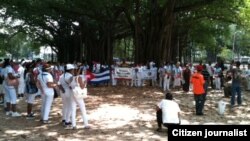 Reporta Cuba. Activistas antes de salir para el Aeropuerto. Foto: Ángel Moya.