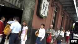 Foto de archivo de un grupo de turistas que visita el restaurante Floridita, en La Habana, Cuba