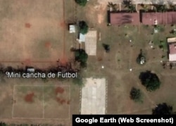 Vista satelital de una minicancha de fútbol con porterías y bandas bien marcadas (izq.) en la comunidad militar de Tirabeque, donde vive el personal de la base de Bejucal. El área cuenta además con dos canchas de baloncesto, piscina y cancha de tennis.
