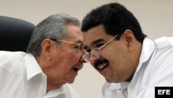 Raúl Castro (izq) y Nicolás Maduro conversan el 20 de octubre de 2014 en la inauguración de la cumbre extraordinaria que celebra la Alianza Bolivariana de los Pueblos de América (ALBA).