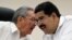 Raúl Castro (i) y Nicolás Maduro en la cumbre de la Alianza Bolivariana de los Pueblos de América (ALBA), en octubre.