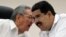 Raúl Castro y Nicolás Maduro conversan el 20 de octubre de 2014 en la inauguración de la cumbre extraordinaria que celebra la Alianza Bolivariana de los Pueblos de América (ALBA).