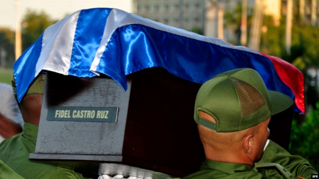 Mientras las cenizas de Fidel Castro recorren la isla, sus seguidores y adeptos se enfrentan a golpe de emociones.