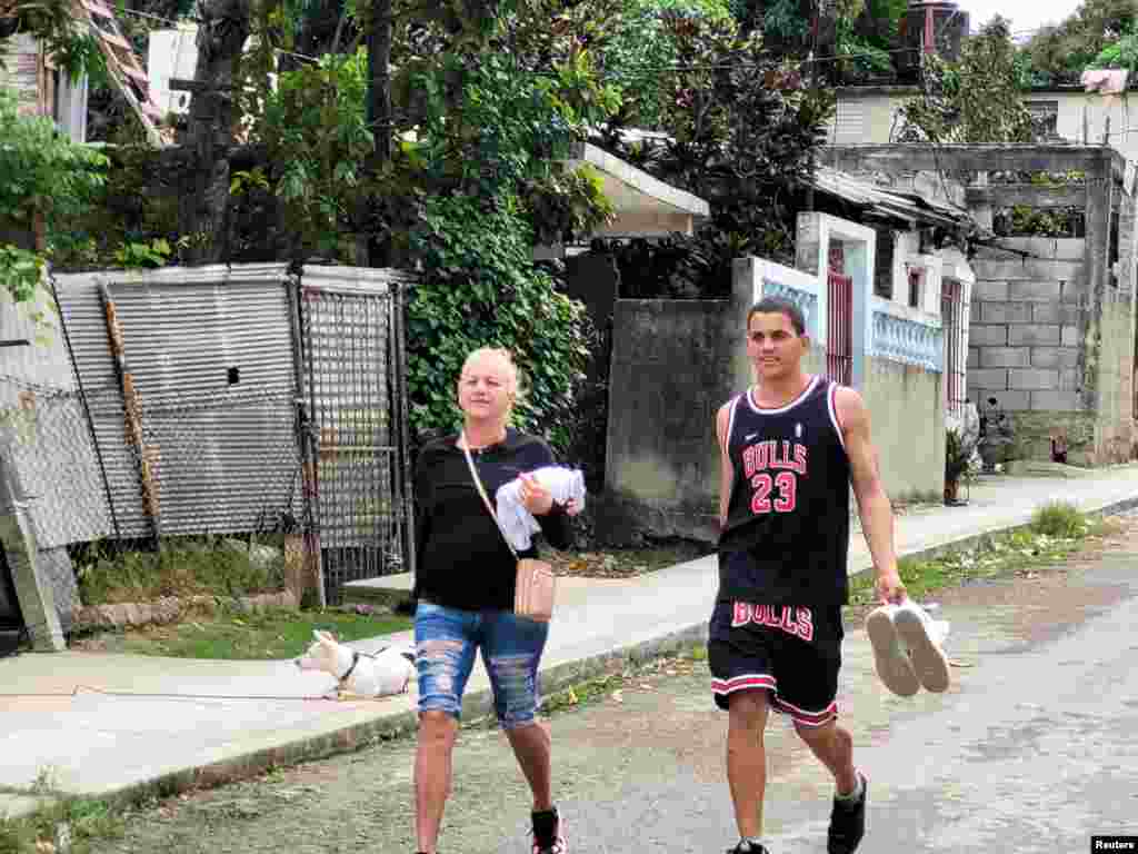 Dariel Cruz, de 23 años, quien acaba de salir de la cárcel, camina por la calle hacia la casa de su familia en el barrio de La Guinera, La Habana, Cuba, el 15 de enero de 2025. REUTERS/David Sherwood