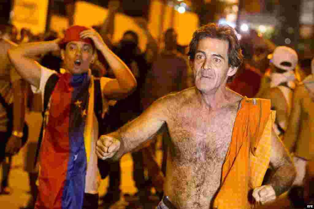 CAR414 CARACAS (VENEZUELA), 15/04/2013.- Opositores manifiestan hoy, lunes 15 de abril de 2013, su rechazo a la proclamación de Nicolás Maduro como ganador de las elecciones presidenciales del domingo y presidente electo con manifestaciones y un cacerolaz