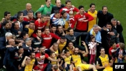 Foto de familia de los jugadores, entrenadores y cuerpo técnico del Atlético de Madrid.