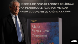 Mario Vargas llosa durante la presentación de su nueva novela, "Tiempos Recios"