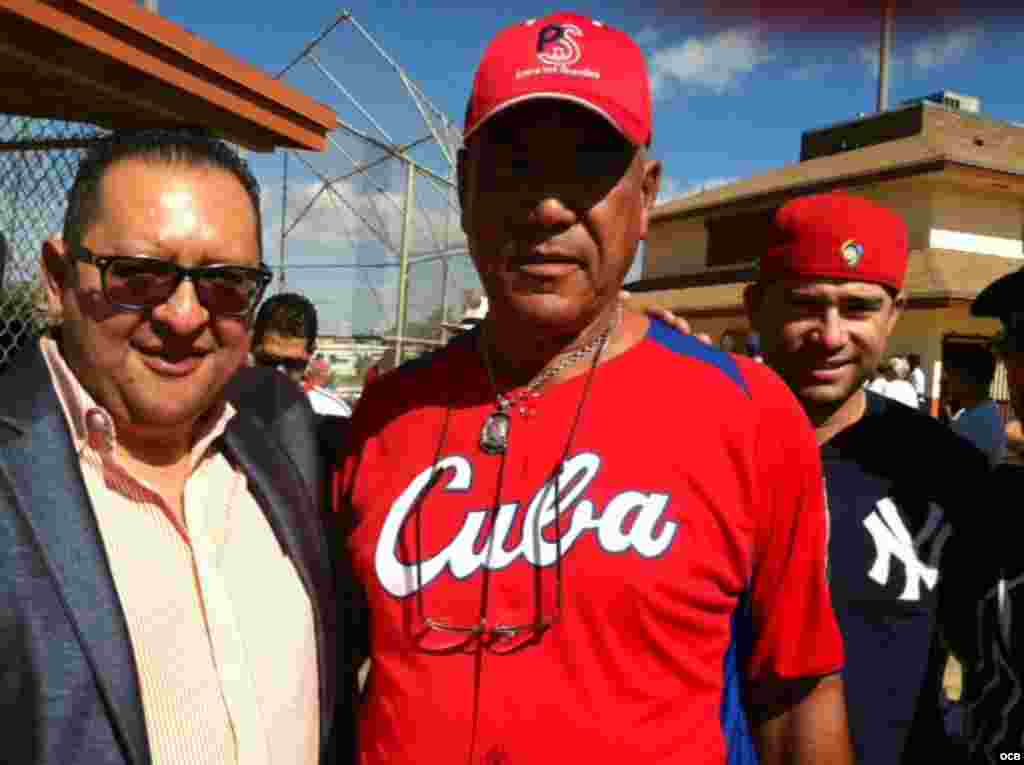 .Antonio Muñoz y Edemio Navas, de Martinoticias, durante el "Juego del Reencuentro" de ex-peloteros cubanos. 