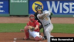 Brett Lawrie, de Oakland, rompió su bate al conectar un roletazo a la intermedia en la segunda entrada. Una parte del madero salió despedido a la tribuna y golpeó en la cabeza a una mujer que se encuentra en estado grave.