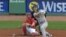 Brett Lawrie, de Oakland, rompió su bate al conectar un roletazo a la intermedia en la segunda entrada. Una parte del madero salió despedido a la tribuna y golpeó en la cabeza a una mujer que se encuentra en estado grave.