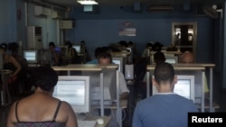 Cubanos haciendo uso del Internet en un cibercafe en La Habana.