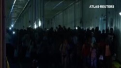 Un ferry con 1500 refugiagos llega a Atenas procedente de Lesbos