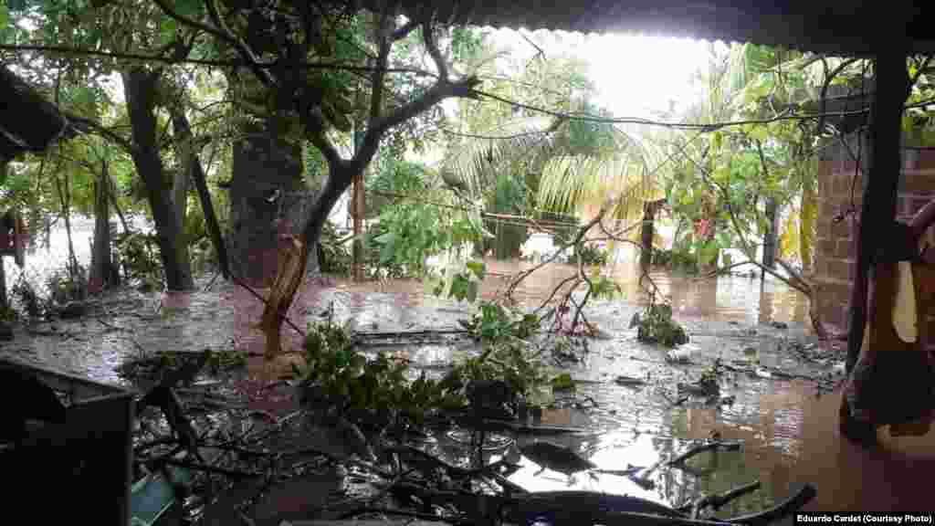 El río se desbordó y penetró en el poblado holguinero.