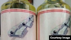 Botellas de licor de edición limitada que conmemoran la sangrienta represión militar contra el movimiento democrático liderado por estudiantes en 1989. (Foto cortesía de un oyente RFA)