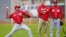 Raisel Iglesias (i).
