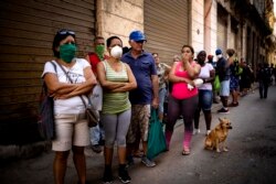 Residentes de La Habana esperan en fila a finales de marzo, en medio de la crisis por el coronavirus, para comprar alimentos.