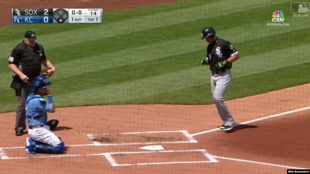 José Abreu llega al home tras pegar su jonrón en la primera entrada.