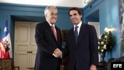 El presidente de Chile Sebastián Piñera (i) saluda al expresidente del Gobierno español José María Aznar hoy, jueves 10 de enero de 2013, durante su encuentro en el Palacio de la Moneda en Santiago de Chile.