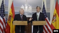 El ministro español de Asuntos Exteriores, José Manuel García-Margallo (i), y el secretario de Estado estadounidense, John Kerry, comparecen en una rueda de prensa en el Departamento de Estado en Washington DC, Estados Unidos.