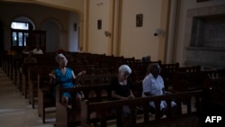 Fieles asisten a una misa en la capilla del convento de Santa Teresa y San José, en el barrio del Vedado de La Habana, Cuba, el 14 de junio de 2026.