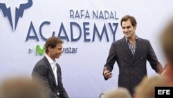Los tenistas, el español Rafa Nadal (i) y el suizo Roger Federer (d), durante la inauguración oficial del centro Rafa Nadal Academy by Movistar.