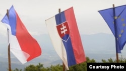 De izquierda a derecha las banderas de la República Checa, Eslovaquia y la Unión Europea.