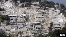 Archivo: Varias casas derrumbadas en una zona destruida de Puerto Príncipe