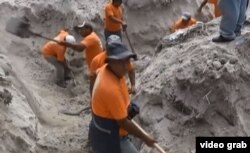 Rescatistas excavan toneladas de tierra para llegar a los cadáveres de los sepultados por el deslave en Guatemala.