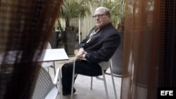 El escritor estadounidense de origen hispano Óscar Hijuelos alcanzó un éxito enorme con "Los Reyes del Mambo cantan canciones de amor".