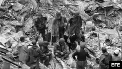 Aspecto de la sede de la AMIA, el día 18 de julio de 1994, cuando el edificio de la mutual, ubicado en uno de los barrios más poblados de Buenos Aires, fue destruido por el estallido de un coche bomba.