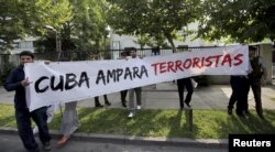 Miembros del UDI protestan frente a la embajada cubana en Chile.