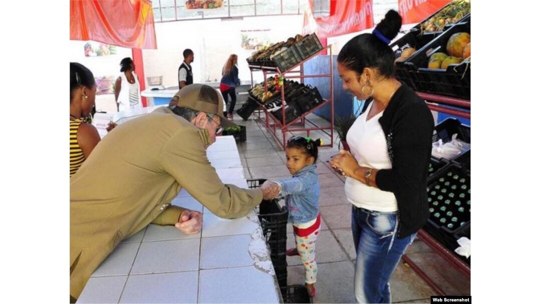 El gobernante cubano visitó un agromercado en su recorrido por Santiago.
